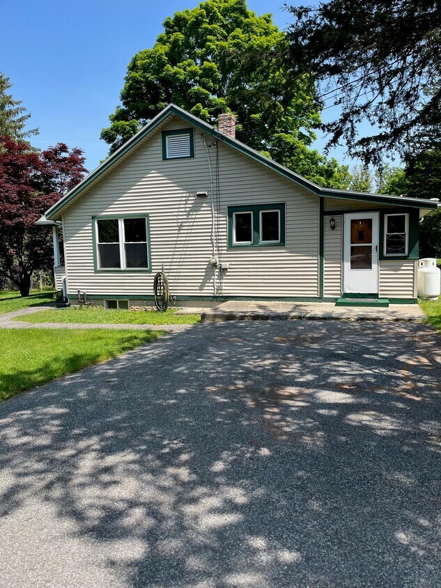 Primary Photo - 70 Clover St