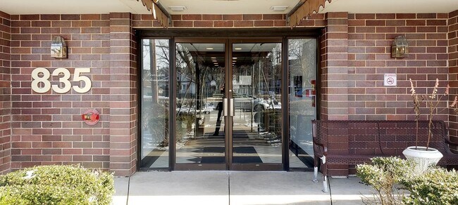 Foto del edificio - 835 Pearson St