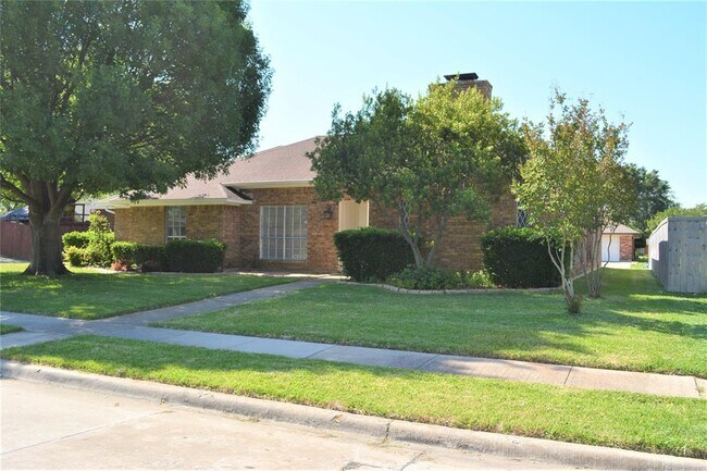 Building Photo - 2242 Roundrock Dr