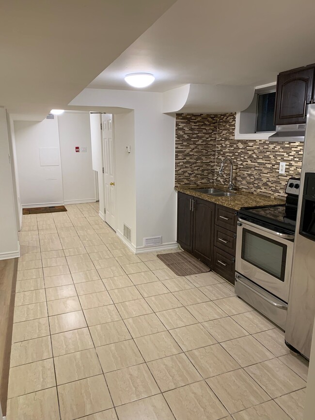 Photo du bâtiment - Large, 2 Bedroom + Den Apartment in Leslie...