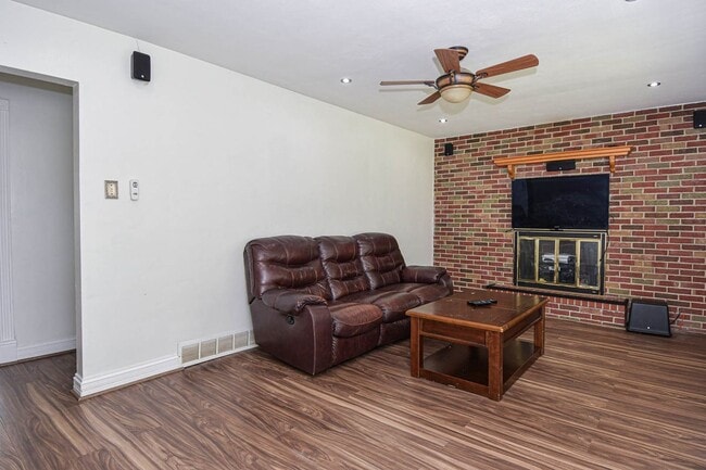 Foto del edificio - 9310 Radio Dr