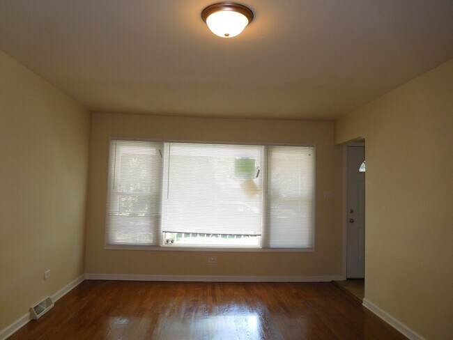 Building Photo - 16 E 158th Pl