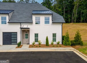 Building Photo - 121 Chateau Dr SE