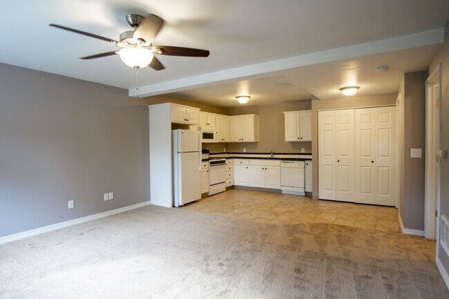 Building Photo - John's Landing 1 Bed Flat with D/W, W/D, Private Patio!!