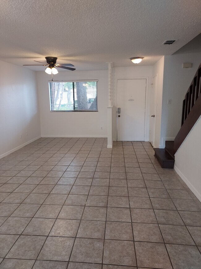 Building Photo - 196 W Sandalwood Ct