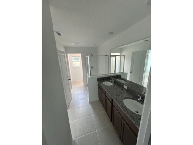 Foto del edificio - BRAND NEW 3 bedroom 2.5 bath with 2 car ga...
