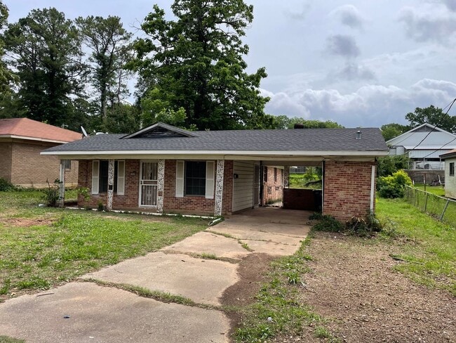 Building Photo - Gorgeous Remodeled 3 Bed Home