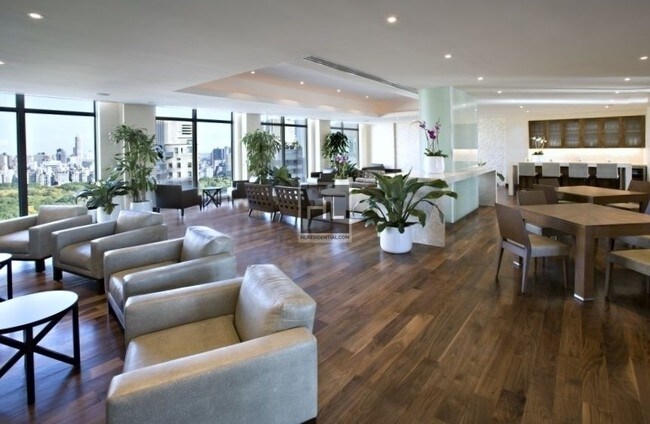 Foto del edificio - 30 W 63rd St