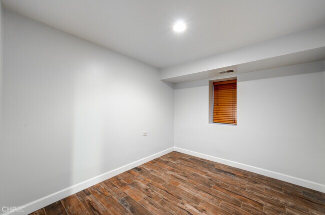 Foto del edificio - 2439 W Adams St