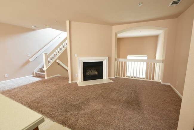 Building Photo - Bright 3 Bedroom 2.5 Bath Tri Level Townho...