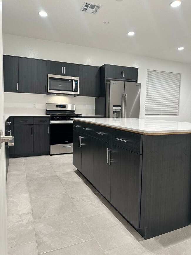 Foto del edificio - Welcome To This Charming Two-Story Home Ne...
