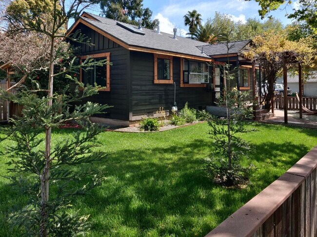 Building Photo - 611 Pine