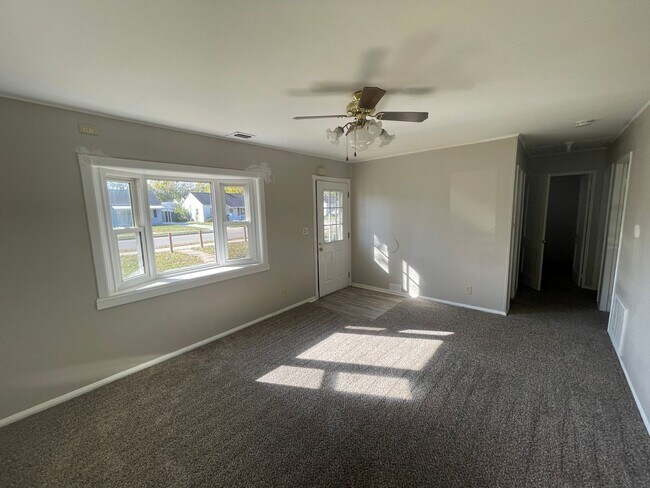 Foto del edificio - Fresh Paint, New Carpet, Three Bedroom