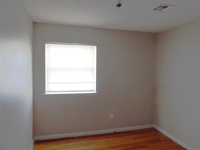 Building Photo - 5322 NW Elm Ave