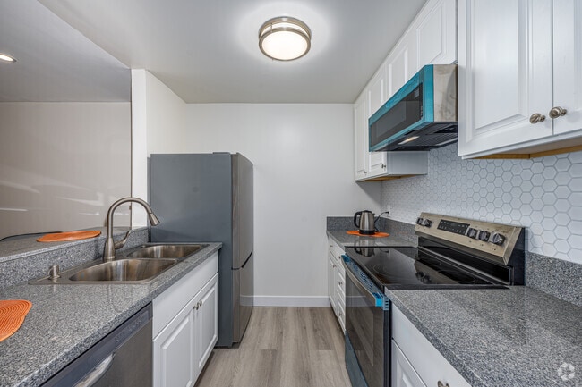 1BR, 1BA - 625SF - Kitchen - 142 S Normandie Ave