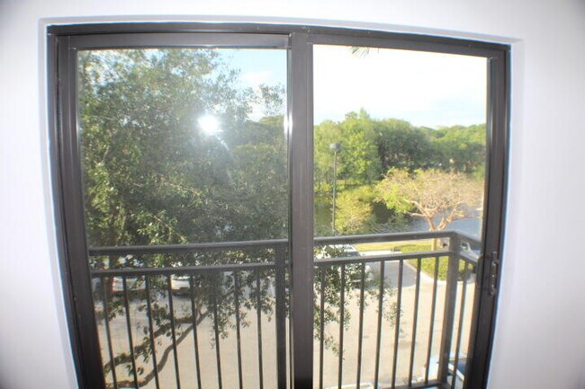 Foto del edificio - 4907 Midtown Ln