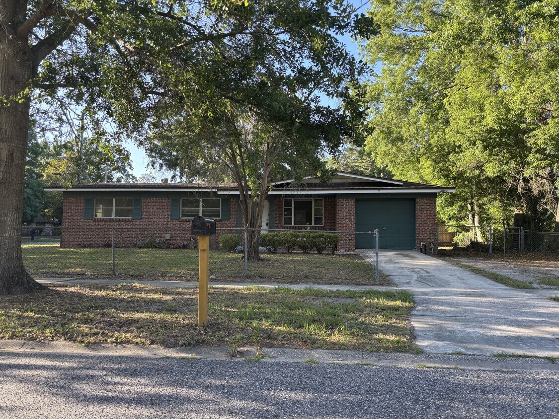 Primary Photo - 7525 Sharbeth Dr S