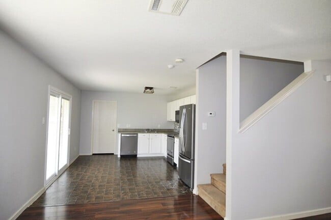 Building Photo - Spacious 3-2.5-2 in North Ft Worth, desira...