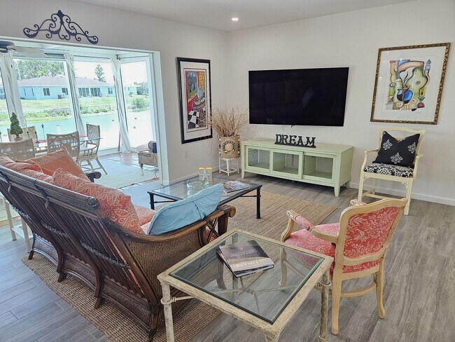 Foto del edificio - Seasonal Short-Term Waterfront Turnkey Single Family Home in Venice Gardens!