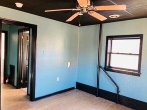 Building Photo - 922 Western Ave