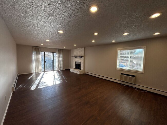 Foto del edificio - $200 Off First Month! 2 Bed Fort Collins Townhome with Garage & Premium Amenities