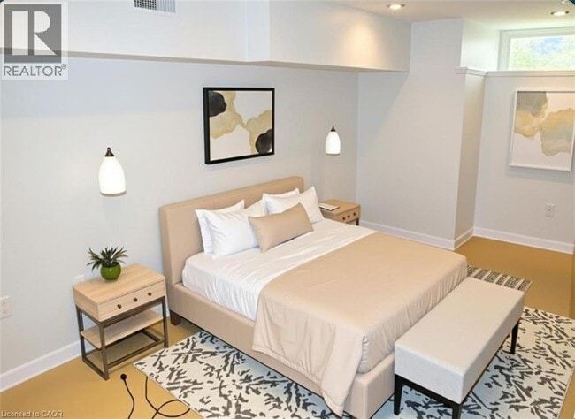 Building Photo - 126 Park St N