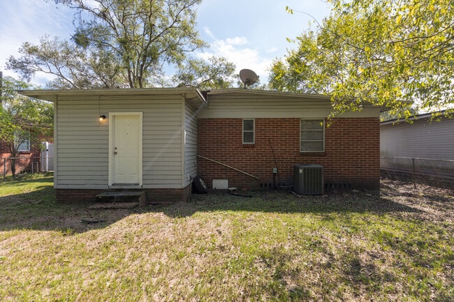 Building Photo - 2619 Sunny Acres Dr N