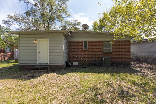 Foto del edificio - 2619 Sunny Acres Dr N