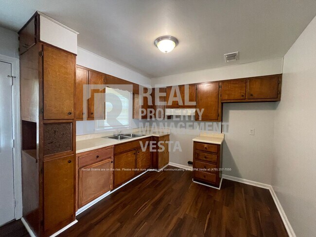 Foto del edificio - Solidly Built Four Bedroom House in Macon