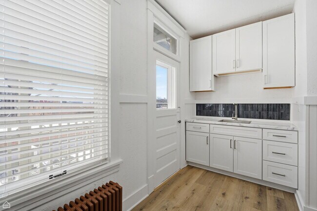 Building Photo - 107 1/2 Dean St