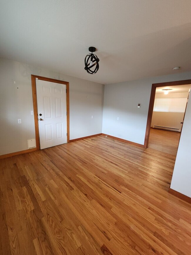 Building Photo - Charming duplex unit near Lynwood Center w...