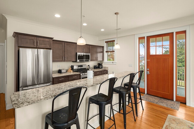 Building Photo - 279 E Chestnut St