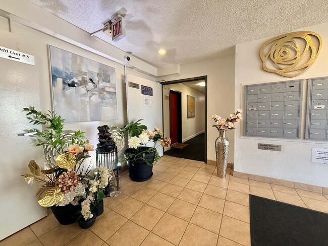 Lobby - Western Serrano Ave Apartments