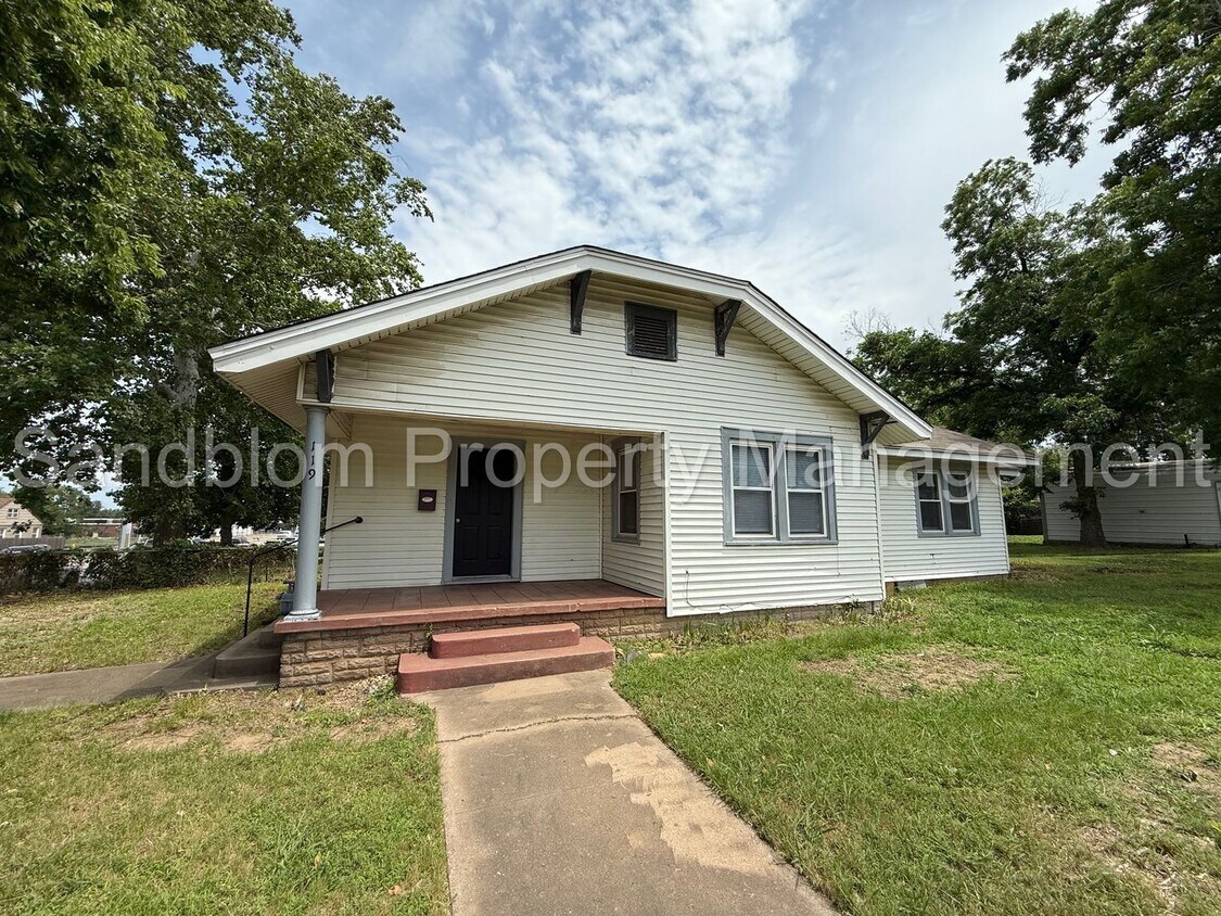 Foto principal - For Lease | University of Tulsa | 2 bed, 1...