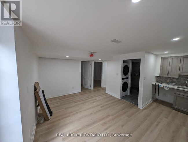 Building Photo - 326 Moorlands Crescent