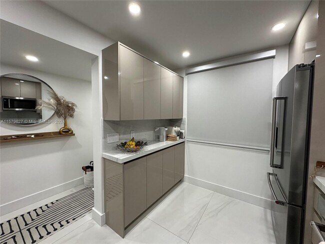 Building Photo - 6073 Balboa Cir