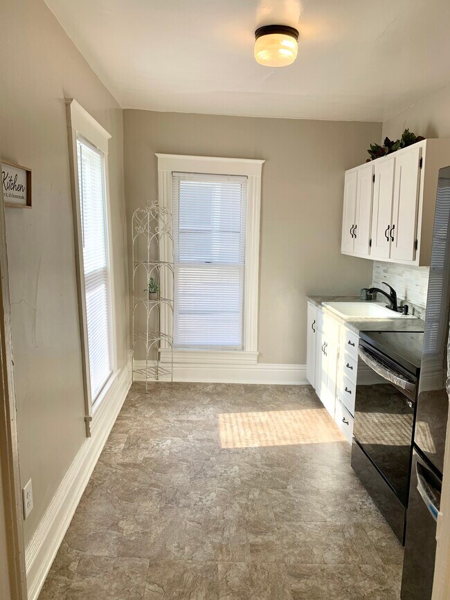 327 N Market St, Oskaloosa, IA 52577 Townhome Rentals in Oskaloosa IA