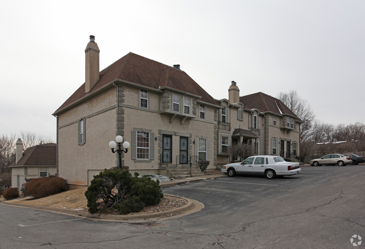 Orleans Court Apartments in Overland Park, KS