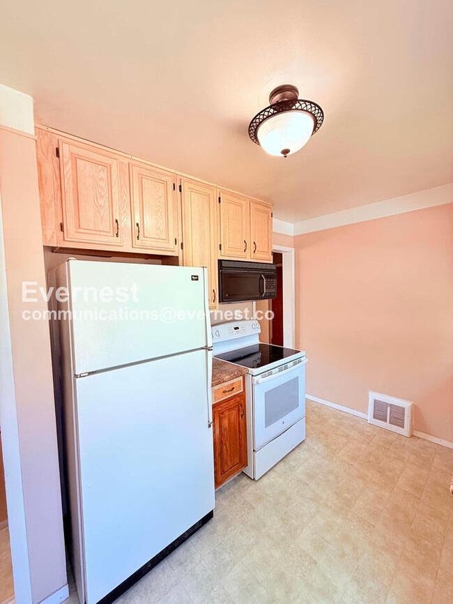 Building Photo - 2 Bed/2 Bath Home with Detached Garage / Pet-Friendly / Vouchers Accepted / Available Now!
