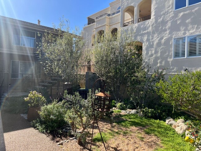 Building Photo - La Playa 2 bedroom, 1 bath Walking Distanc...