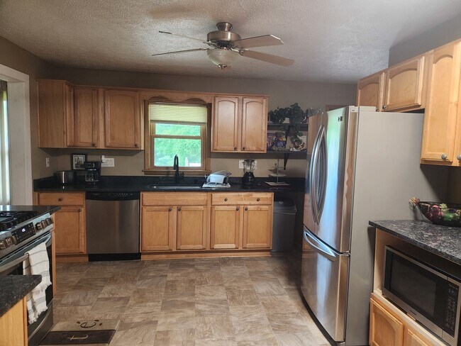Foto del edificio - 728 Tamarack Ln