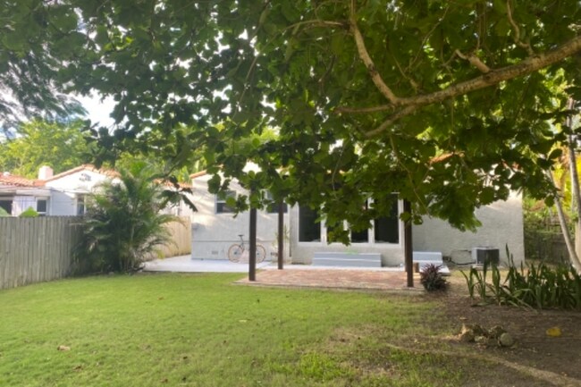 Foto del edificio - 460 NE 76th St