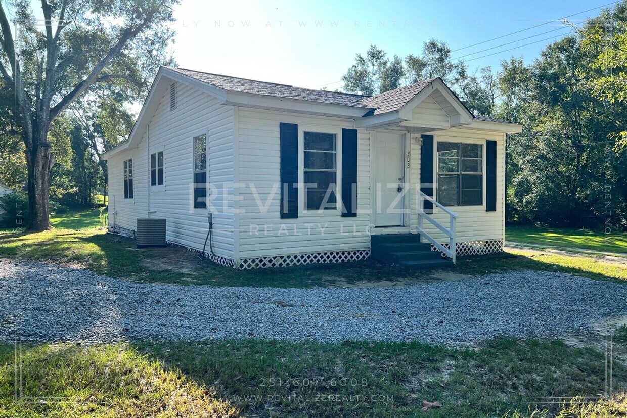 Primary Photo - Beautiful Renovated 3 Bedroom 1 Bathroom h...