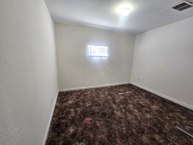 Foto del edificio - 736 W 12th St