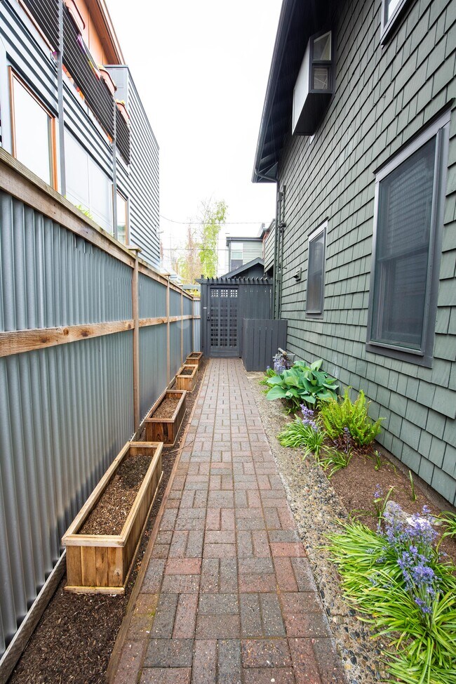 Building Photo - 1208 E Barclay Ct