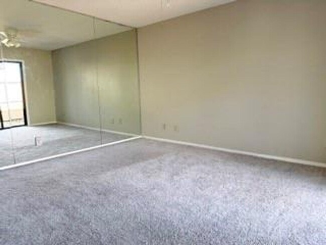 Foto del edificio - First-Floor 2BR/2BA Condo in Plano with Fireplace + 2 Carports