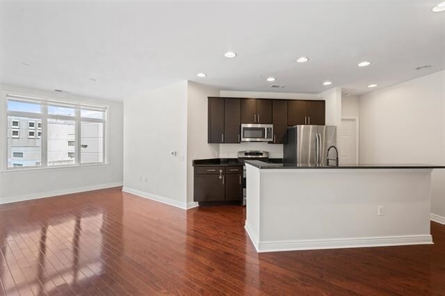 Foto del edificio - 7400 River Rd