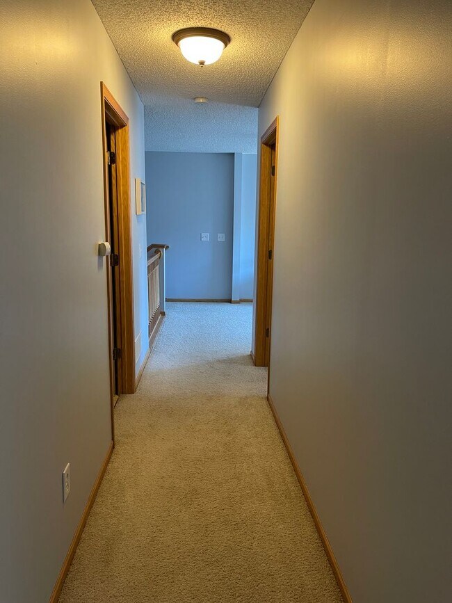 Building Photo - Beautiful end unit townhome in Elk River!