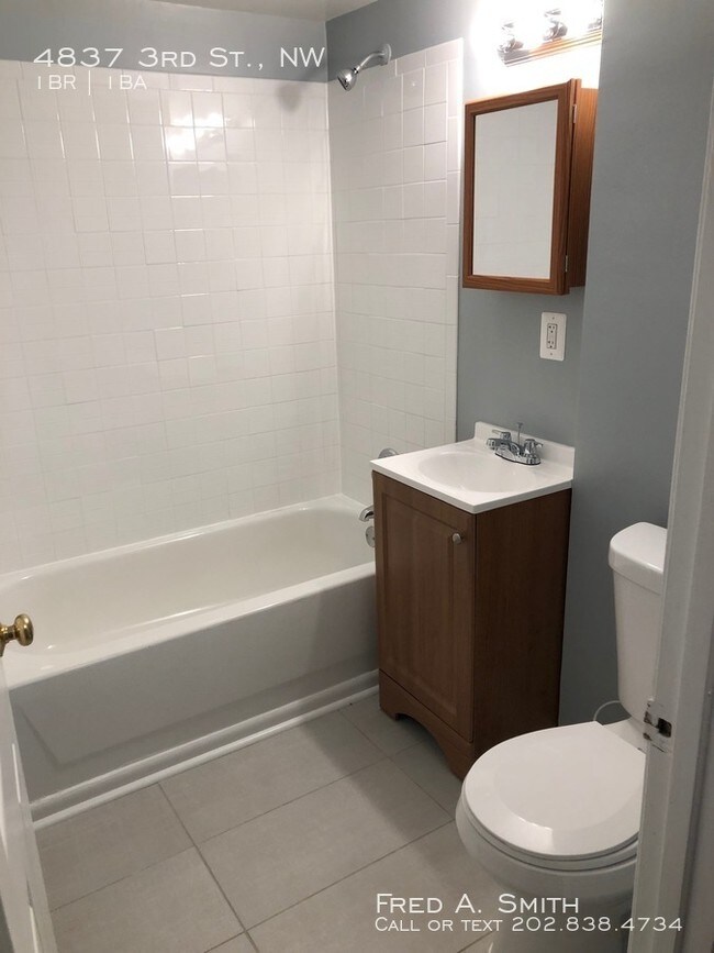 Building Photo - Basement Jr. One Bedroom Apt Available Now!