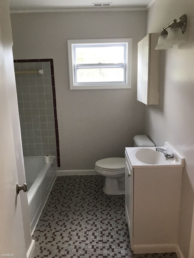 Building Photo - 2 br, 1 bath Duplex - 702 Covington Avenue